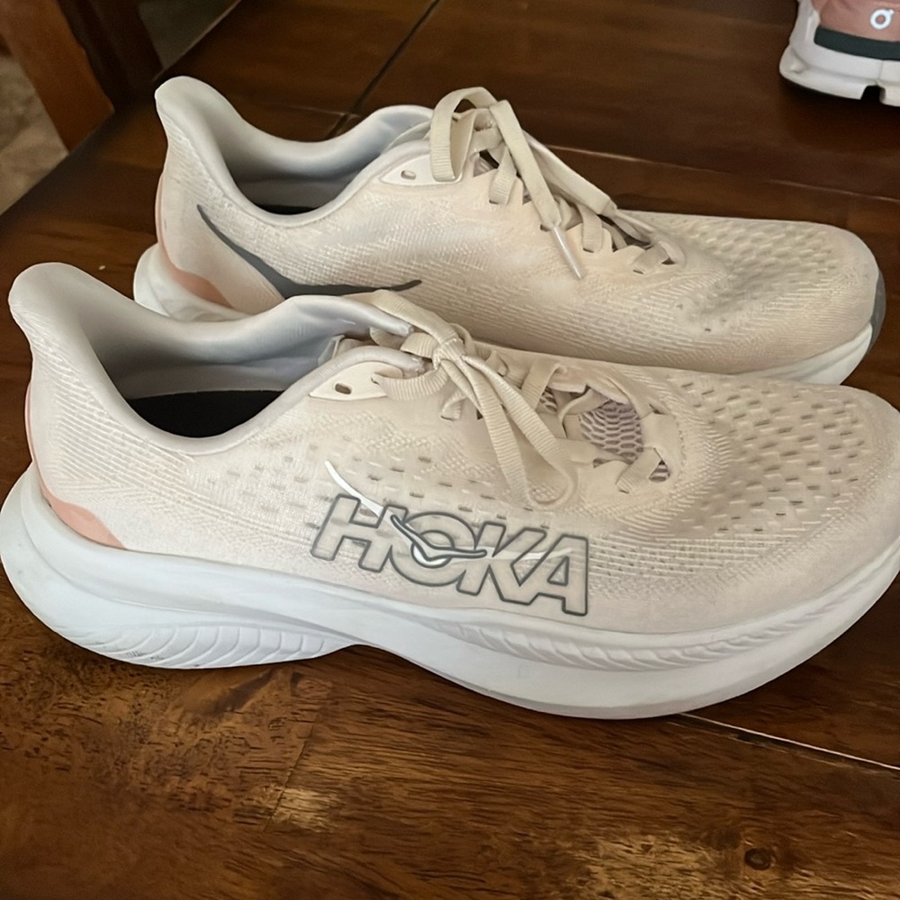 Hoka Mach 6 cream color. Size 8.5